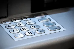 सूरत : पत्नी के 'कमाई नहीं करते' के तंज से त्रस्त बंदा रात में ATM तोड़ने निकल पड़ा और फंसा!