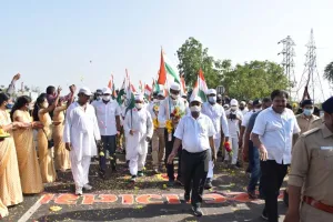 गुजरातः आजादी का अमृत महोत्सव: दांडी यात्रियों का  वाडा गाम में भव्य स्वागत