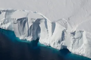 बढ़ते तापमान के कारण अंटार्कटिक में 1 तिहाई बर्फ की परत ढहने का खतरा : स्टडी