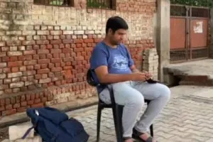 ब्यूटीपार्लर का बहाना बता मायके भाग आई महिला, पति ने किया घर के बाहर धरना