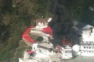 माता वैष्णो देवी मंदिर परिसर में लगी आग, जलकर खाक हुआ मंदिर परिसर का एक हिस्सा