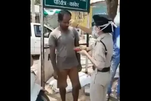 बिना मास्क के व्यक्ति की आरती उतारती दिखीं महिला पुलिसकर्मी, वायरल हो रहा वीडियो