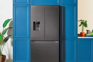 सैमसंग ने कॉम्पैक्ट किचन के लिए तीन दरवाजों वाले रेफ्रिजरेटर का अनावरण किया