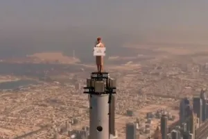 दुनिया की सबसे ऊंची बिल्डिंग पर एयर होस्टेस का खतरनाक स्टंट, वीडियो देखकर रह जाओगे हैरान