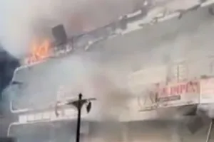 गुजरात : पटाखों की दुकान में लगी आग से पार्किंग में रखी गाडियाँ हुई जलकर खाक, सोशल मीडिया पर वायरल हुआ वीडियो