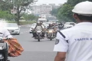 अहमदाबाद : ट्रैफिक पुलिस द्वारा पीओएस मशीन से जुर्माना भरवाने पर लोगों की मिलीजुली प्रक्रिया