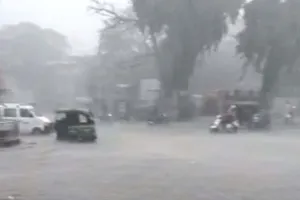 राजकोट : भारी बारिश के कारण इलाके हुए जलमग्न, सड़कों में भरा पानी