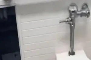 वायरल वीडियो : स्कूल के बाथरूम में छात्र को मिला एक ख़ुफ़िया रास्ता, अंदर का नजारा देखकर उड़े उसके होश