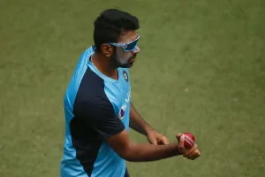 क्रिकेट : आईसीसी की नई टेस्ट रैंकिंग में भारतीय फिरकी गेंदबाज रविचंद्रन अश्विन की लंबी छलांग
