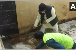 मध्य प्रदेश : छात्राओं की शिकायत पर ऊर्जा मंत्री प्रद्युम्न सिंह तोमर ने की सरकारी स्कूल के शौचालय की सफाई