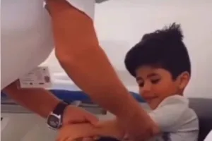 वायरल वीडियो : नकली हाथ मिलने की खुशी में खुशी से झूम उठे इस बच्चे को देखकर मंत्रमुग्ध हो जाएंगे आप