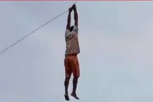 उड़ते पतंग के साथ आकाश में पहुंचा शख्स, सोशल मीडिया पर वायरल हुआ वीडियो
