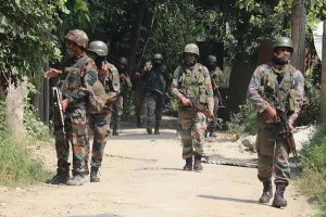 श्रीनगर आतंकी हमले में 2 पुलिसकर्मी शहीद, 12 घायल