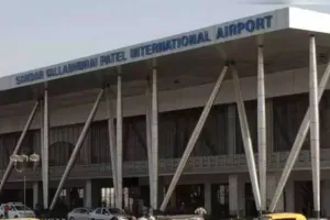 अहमदाबाद : हवाई अड्डे पर एतिहातन रैंडम 2% यात्रियों का कोविड टेस्ट किया जा रहा