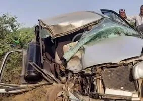गुजरात : टायर फटने से दो कारों के बीच हुई भयंकर दुर्घटना, 2 लोगों की हुई मौत