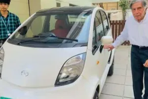 रतन टाटा ने इलेक्ट्रिक नैनो कार में सैर की!