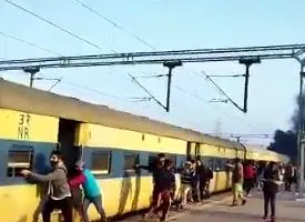 एकता की ताकत : देखें, जब यात्रियों ने धक्का देकर ट्रेन चला दी!