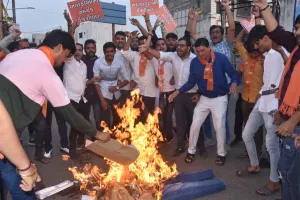सूरत : सूरत युवा भाजपा द्वारा दिल्ली के मुख्यमंत्री अरविंद केजरीवाल का पुतला जलाया