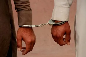 गुजरात : व्यवसायी से 20 लाख रुपये की लूट मामले में  दो आरोपी गिरफ्तार