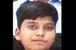गुजरात : परीक्षा केंद्र के बाहर माँ कर रही थी इंतजार, अंदर पुत्र की पर्चा लिखते-लिखते ही हुई मौत