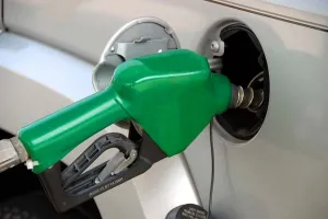 पेट्रोल-डीजल की कीमत स्थिर, कच्चा तेल 85 डॉलर प्रति बैरल के करीब
