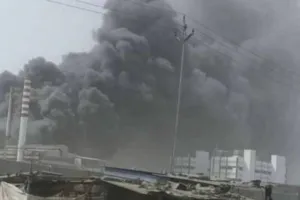 भरूच : दहेज स्थित भारत रसायन के कारखाने में धमाके के साथ लगी आग, 20 घायल