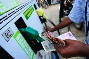 आर्थिक संकट में घिरा पाकिस्तान, पिछले 20 दिनों में पेट्रोल की कीमतों में 84 रुपये से अधिक की बढ़ोतरी