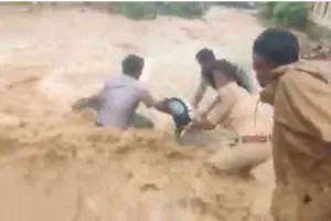 गुजरात : बरसात के कारण हर जगह पानी भरने के बाद पुलिस की सेना बन रही आम जनता की मददगार