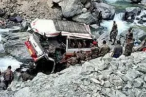 जम्मू कश्मीर : आईटीबीपी जवानों को ले जा रही बस खाई में गिरी, 7 जवानों की मौत, 30 घायल