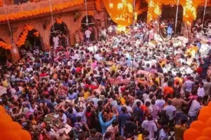 मथुरा : जन्माष्टमी के मौके पर बांके बिहारी मंदिर में आयोजित मंगला आरती के दौरान भक्तों में भगदड़, 2 भक्तों की मौत