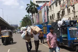 सूरत : कपड़ा बाजार में पार्सल ढुलाई शुल्क बढ़ा, 1 जून से प्रति पार्सल 15 रुपये अतिरिक्त लगेंगे