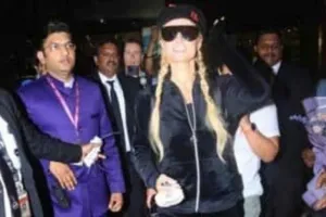 मुंबई : एयरपोर्ट पर इस अमेरिकी अभिनेत्री को देखकर जमा हुई फैंस की भीड़, अभिनेत्री ने भी खिंचवाई तस्वीरें