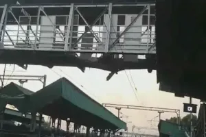 महाराष्ट्र : बल्लारशाह रेलवे स्टेशन के ऊपर बना फुट ओवर ब्रिज का एक हिस्सा गिरा, करीब 20 यात्री गंभीर रूप से घायल