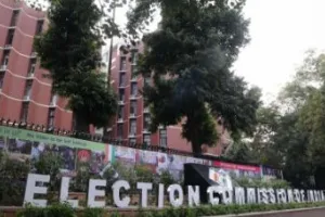 तेलंगाना: मतगणना के बीच कांग्रेस नेता को बधाई देने पहुंचे डीजीपी, आयोग ने किया निलंबित