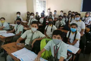 गुजरात : कोरोना के खौफ के बीच सर्दी, खांसी या बुखार होने पर बच्चे को स्कूल न भेजने की डीईओ की अपील