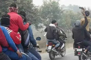 तीन बाइक पर कुल चौदह लोग! ट्रैफिक नियमों की धज्जियाँ उड़ाकर हुडदंग मचा रहे युवकों का वीडियो वायरल होने के बाद पुलिस की बड़ी कार्यवाही