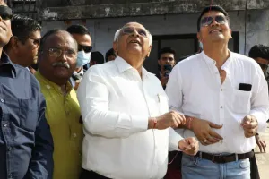 गुजरात : उत्तरायण-मकरसंक्रांति पर मुख्यमंत्री भूपेन्द्र पटेल ने लिया पतंगबाजी का मज़ा