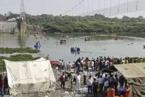 गुजरात : मोरबी ब्रिज दुर्घटना मामले में हाईकोर्ट ने दो आरोपियों को दी राहत, नियमित जमानत मिली