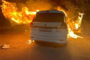 सूरत : शादी समारोह के दौरान खड़ी कार में अचानक लगी आग, कोई हताहत नहीं 