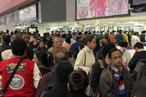 दिल्ली हवाईअड्डे पर यात्रियों की लंबी कतार और अव्यवस्था की शिकायत
