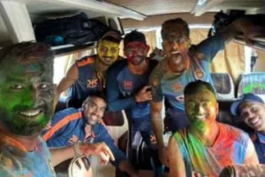 क्रिकेट : प्रैक्टिस से लौट रही भारतीय टीम ने बस में जमकर खेली होली,कोहली ने जमकर किया डांस