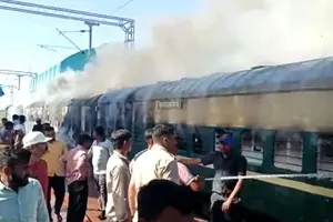 गुजरात : भीषण आग की चपेट में बोटाद-ध्रांगध्रा डेमू ट्रेन, एक साथ 3 डिब्बे जले