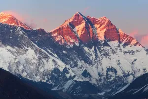नेपाल: माउंट एवरेस्ट के पास हिमस्खलन में तीन शेरपा गाइडों की मौत