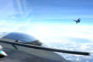 अमेरिकी सैन्य विमान के सामने आया चीनी लड़ाकू विमान
