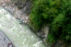 हिमाचल की चम्बा में नदी में समाई पुलिस जवानों की जीप, छह की मौत