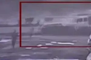गुजरात : कार डिवाइडर पार कर रांग साइड से आ रहे ट्रक से टकराई, ड्राइवर की मौत