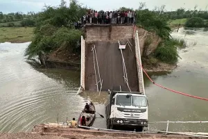 गुजरात : सुरेंद्रनगर में हुआ बड़ा हादसा, वस्तडी का पुल टूटा, 4 घायल