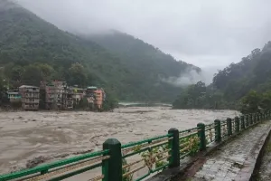 सिक्किम में बादल फटने से तबाही, दो पुल बहे, सेना के 23 जवान लापता