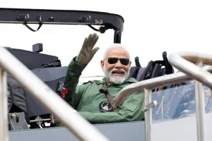 प्रधानमंत्री मोदी ने स्वदेशी तेजस लड़ाकू विमान में भरी उड़ान