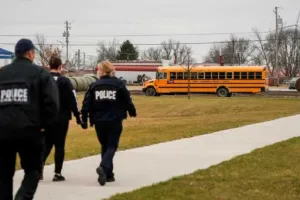 अमेरिकी स्कूल में गोलीबारी, छठी कक्षा के छात्र की मौत, प्रशासक समेत पांच घायल, बंदूकधारी किशोर ने आत्महत्या की
